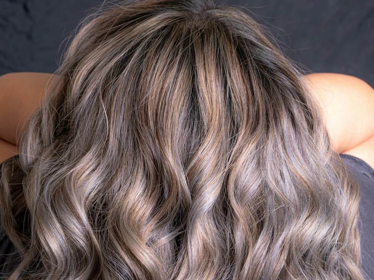 Askblond balayage i kort till medellångt hår