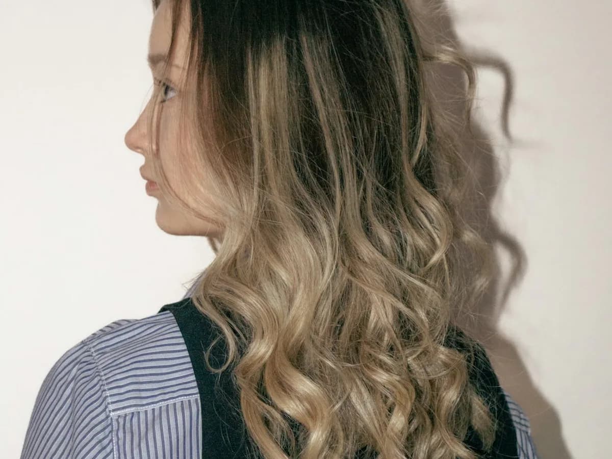 Lång balayage med mjuka blonda vågor