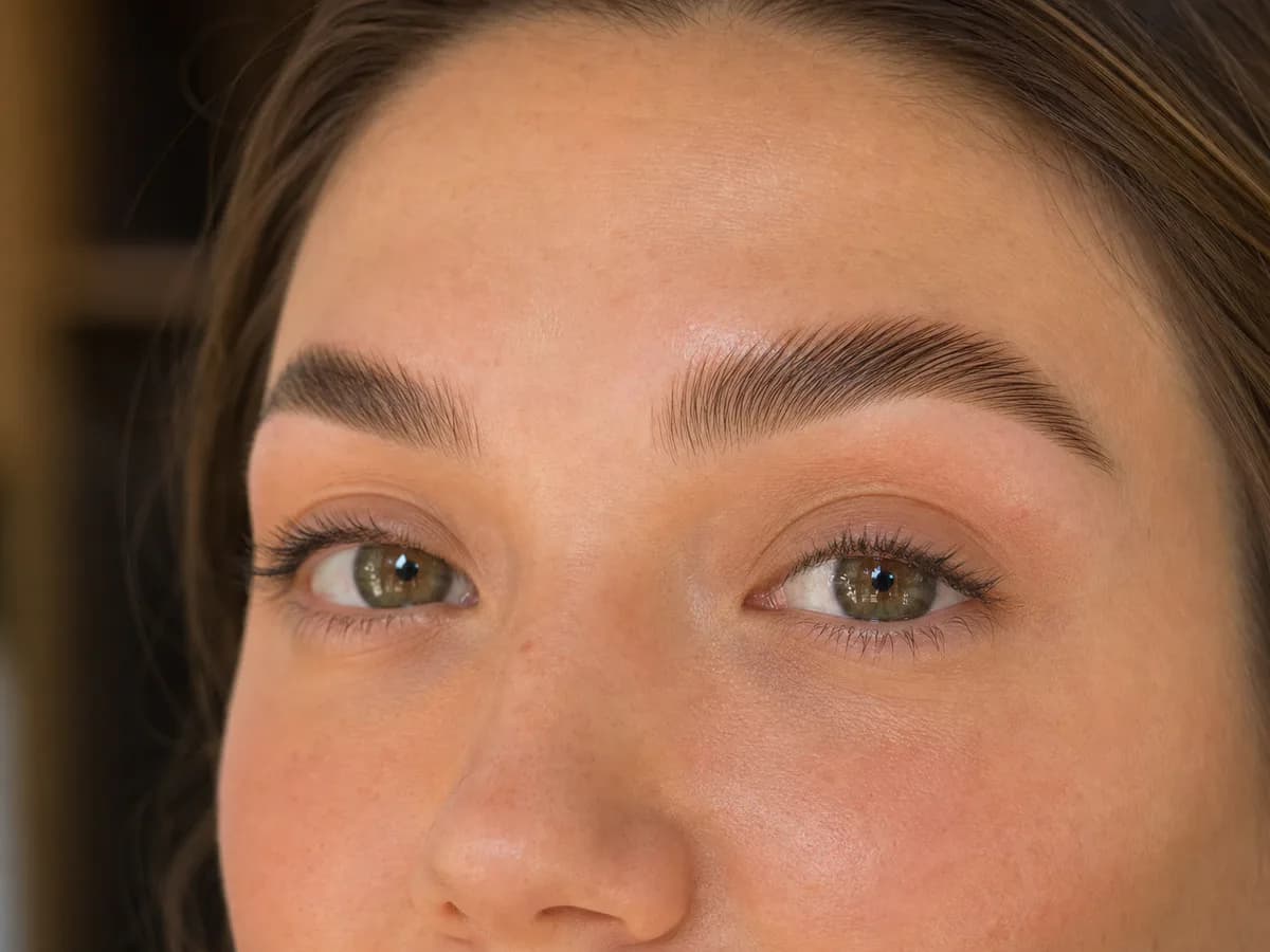 Lyfta och följsamt formade bryn efter browlift