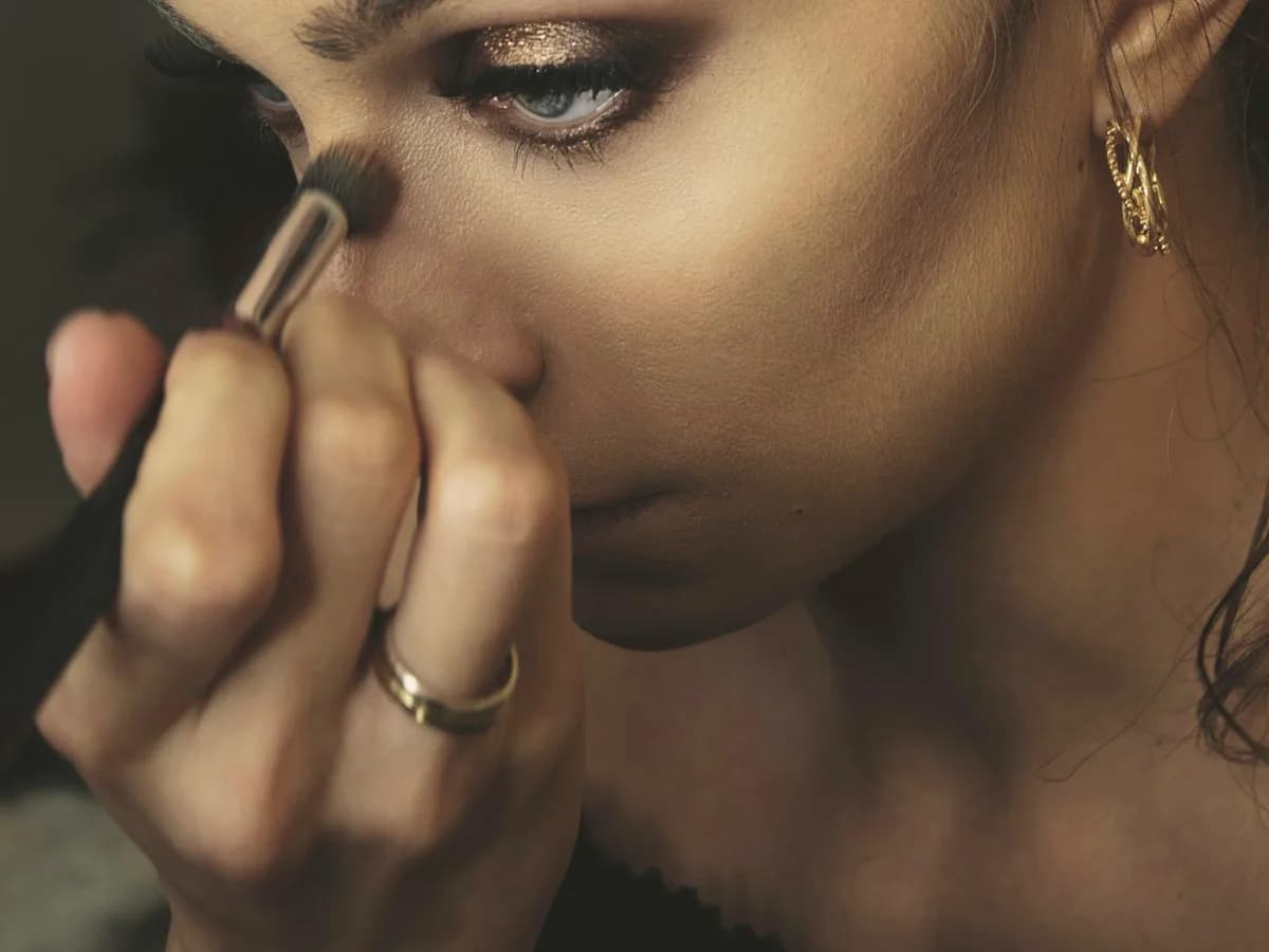 Festmakeup med sotade ögon i varma guldtoner